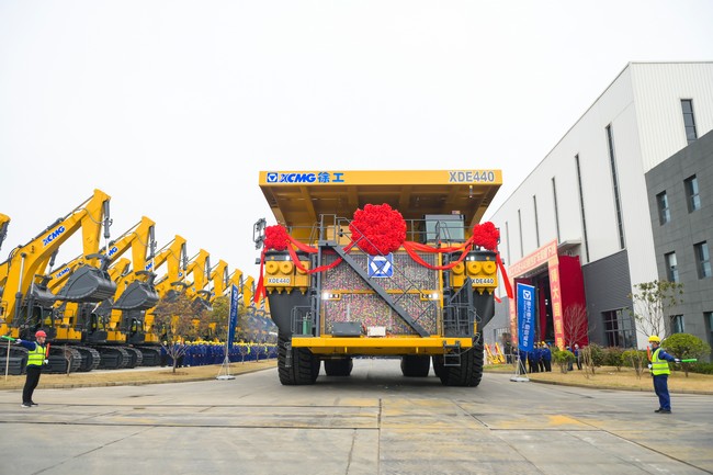 XCMG launches the worlds ,largest rear-drive rigid mine with a load of 400 tons.